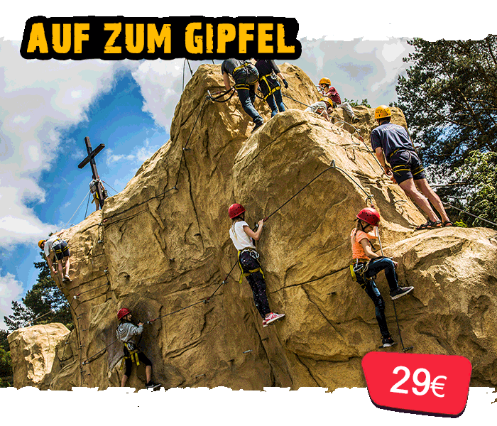 Gruppe klettert am Fels zum Gipfelkreuz in der CLIMB UP! - Bergwelt in Strausberg