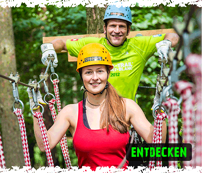 Erwachsene klettern im CLIMB UP! - Kletterwald bei Berlin – Hochseilgarten-Parcours in den Bäumen