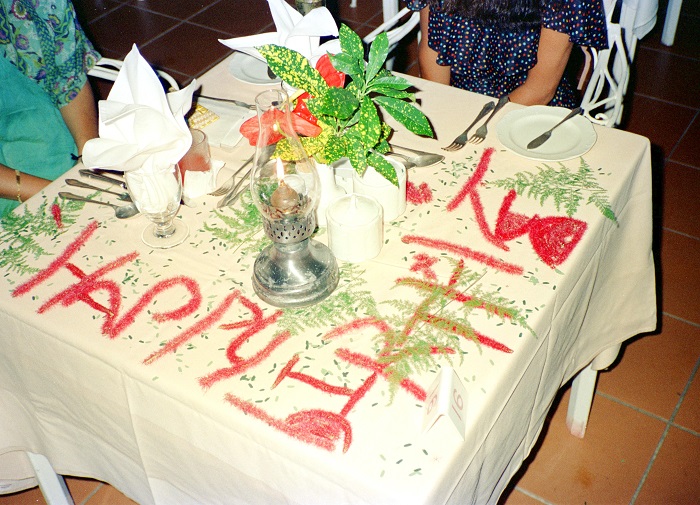 お誕生日と言ったら、お花でテーブルを飾ってくれた。海外ではこういうサプライズがいっぱい！ジャマイカにて。