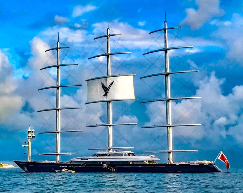 Die größte und teuerste Segelyacht der Welt "Maltese Falcon" liegt Ende Juni 2018 in L'Escala vor Anker. 