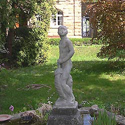 Figur im Garten des Künsteranwesens