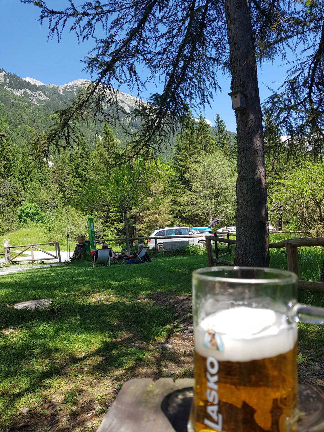 Blick zurück beim wohlverdienten Bier