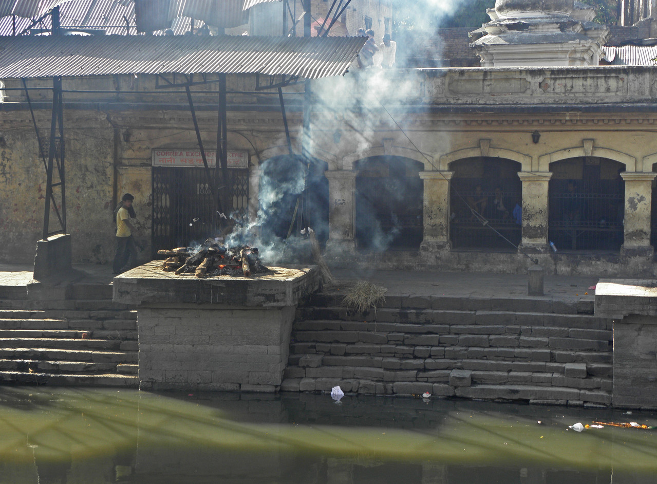 Pashupatinatha am Bagmati-Ufer. Hier werden die Toten verbrannt und ihre Asche anschliessend dem Fluss übergeben