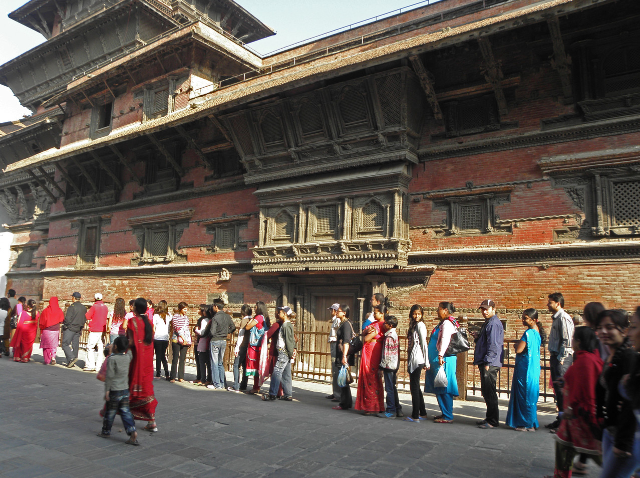 Anstehen um in den Taleju Temple zu gelangen