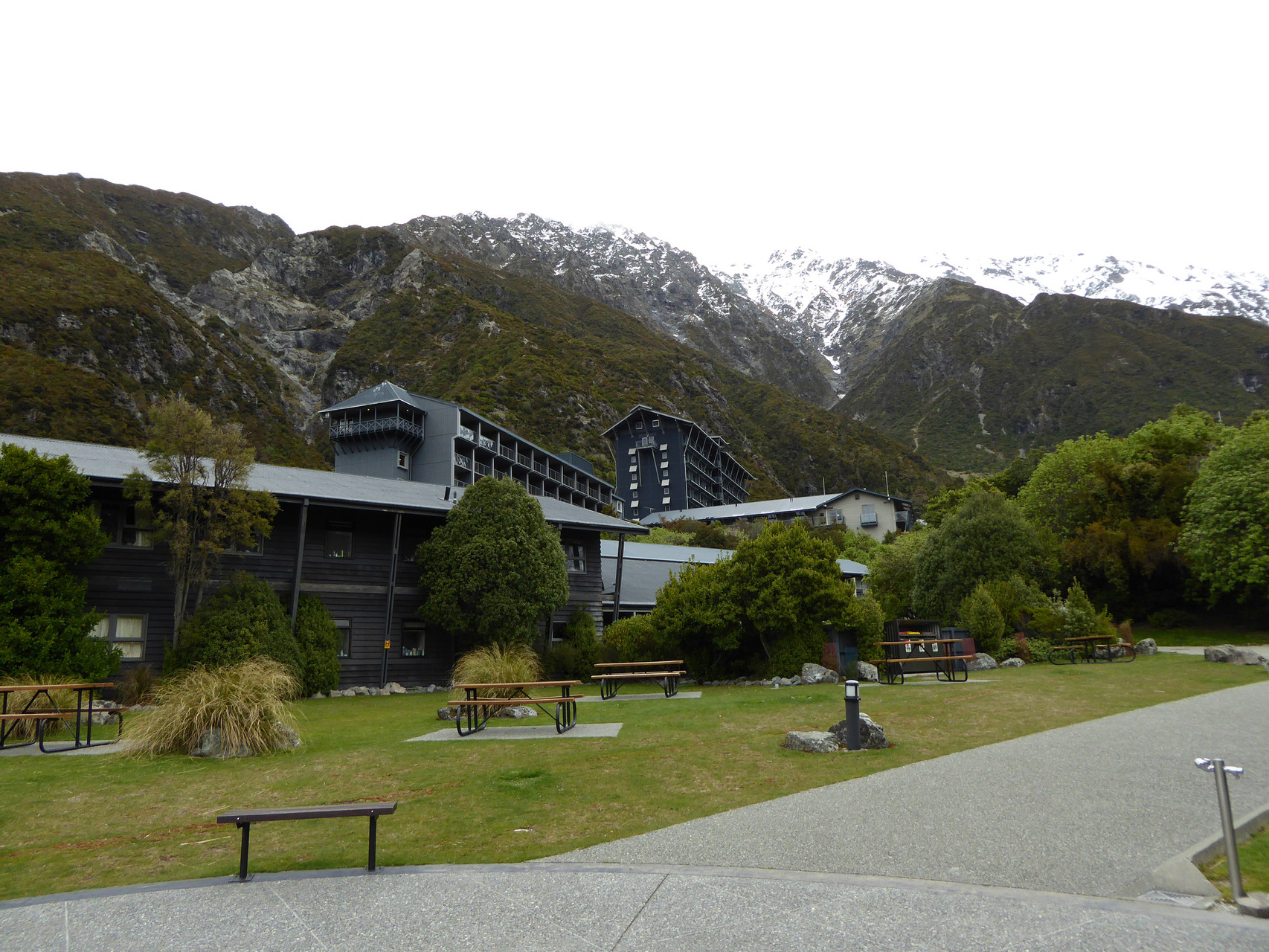 Mt. Cook Village.  Auch die Neuseeländer können durchaus hässliche Ferienorte erbauen.