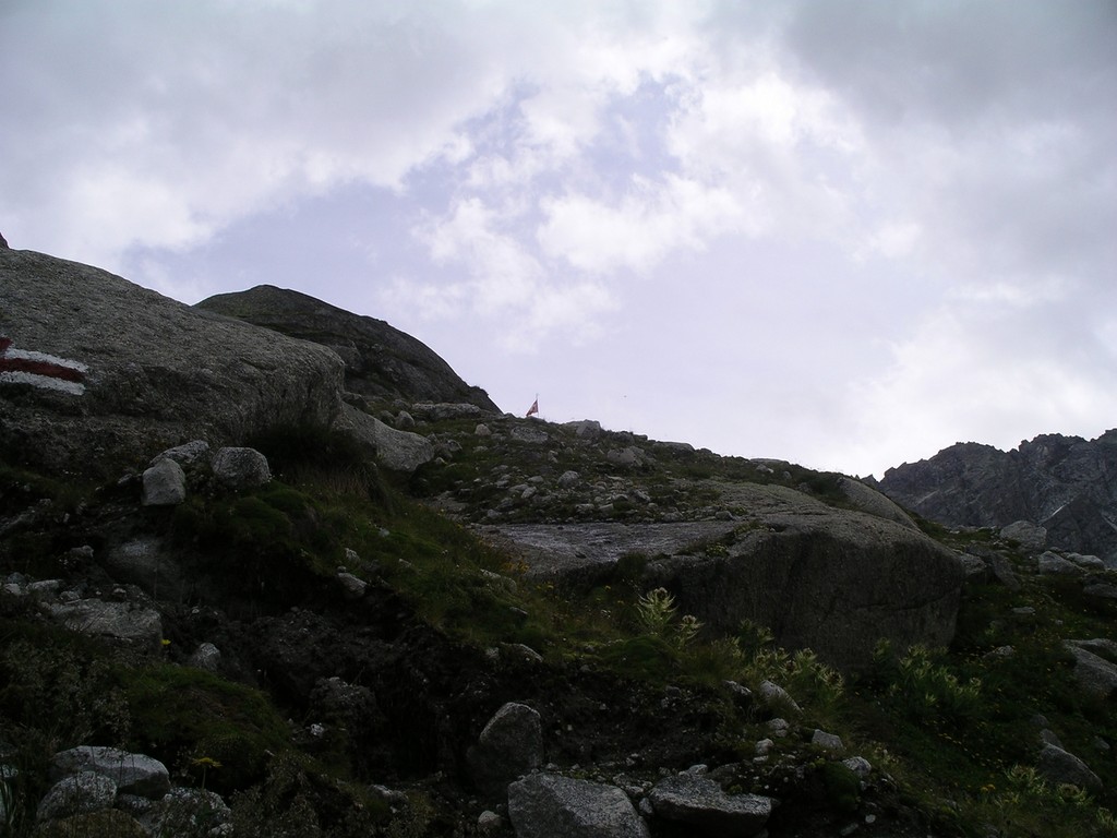 Da oben bei der Fahne ist die Hütte