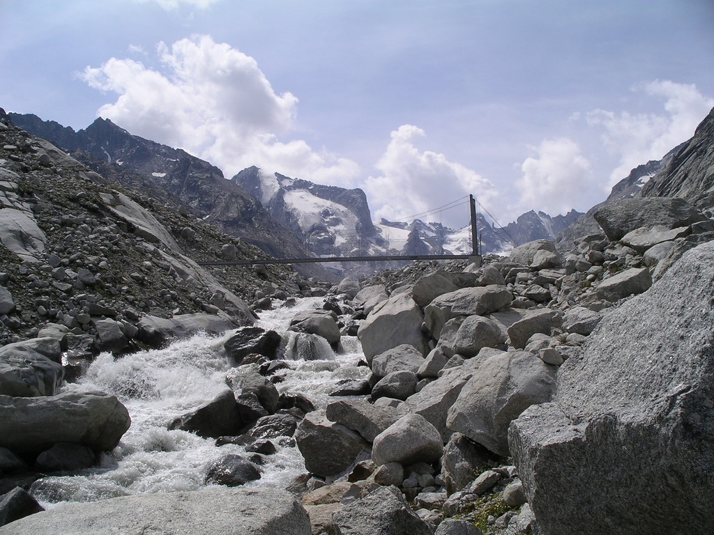 Eine Brücke mitten in der Steinwildnis