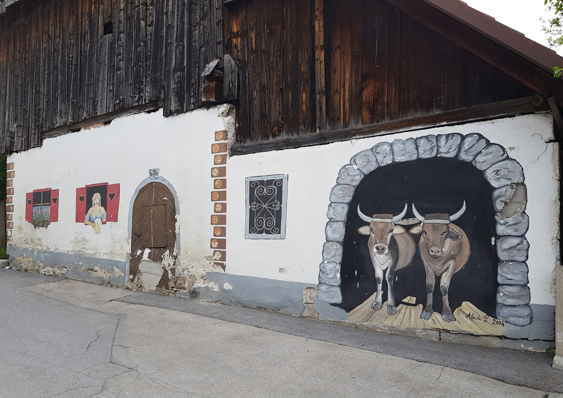 Bemalte Stallmauer in Kranjska Gora