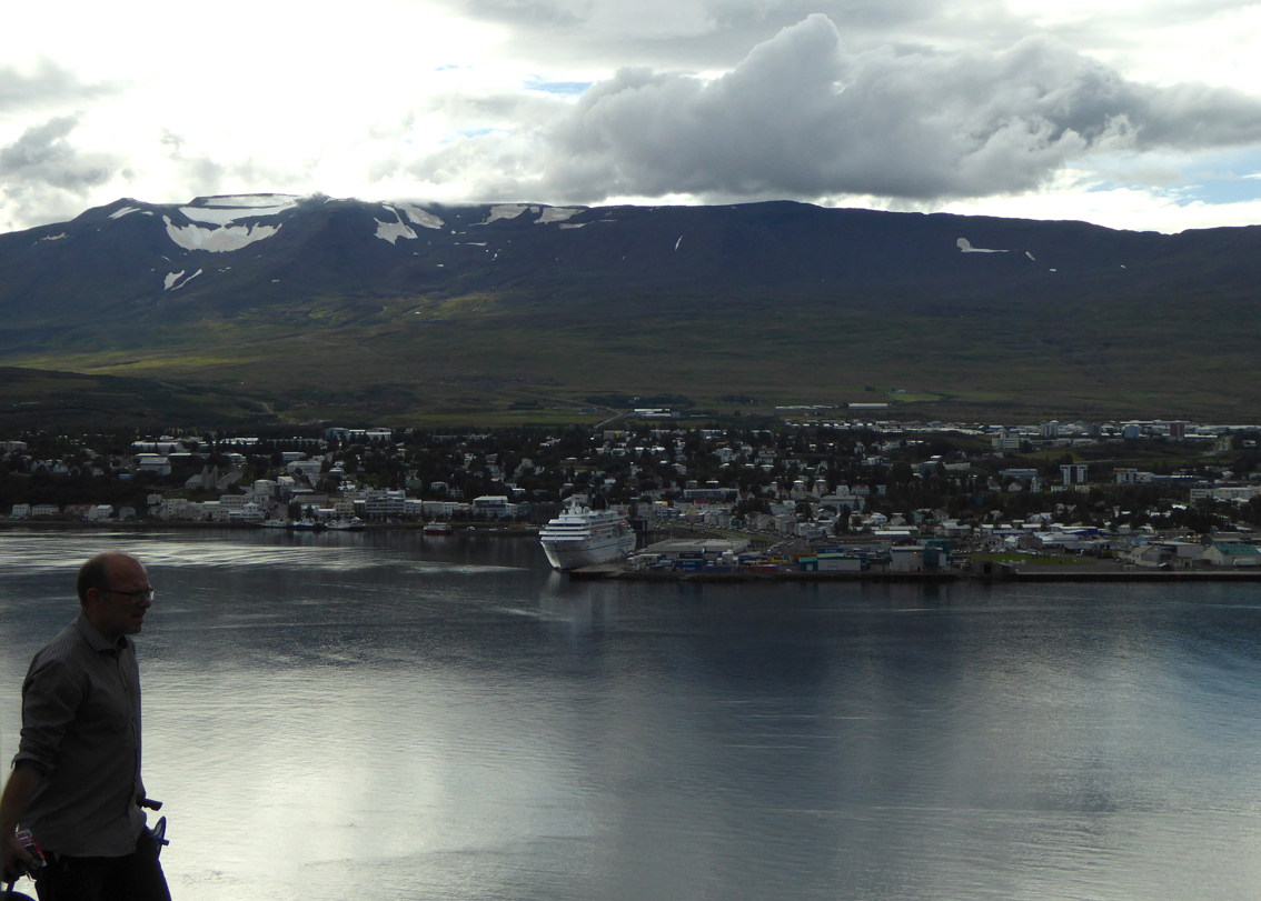 Akureiry ist ein beliebeter Andokort für Kreuzfahrtschiffe - es entsteht dann in der Umgebung ein Menschentsunami...