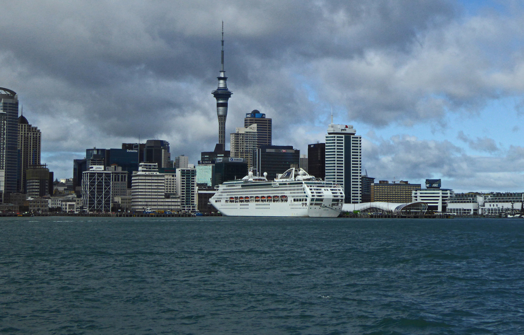 Riesenkreuzfahrtschiff vor Auckland