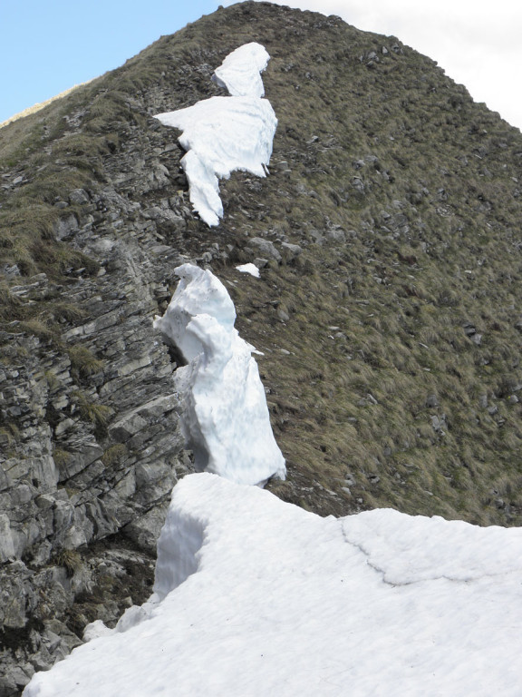 Mit letzter Kraft trotzen die letzten Schneereste dem Frühling