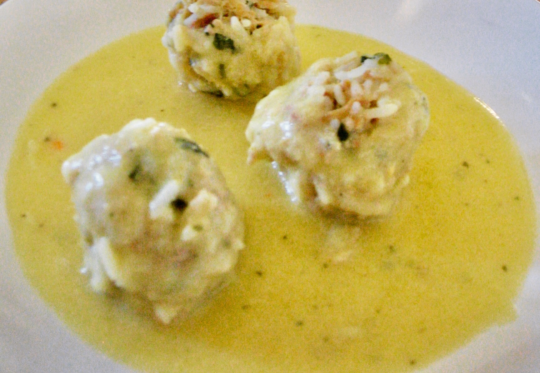 Hackfleisch-Reis-Bällchen in Zitronensoße