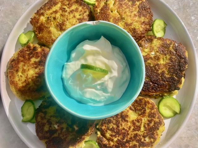 Zucchini-Keftedes mit Varianten