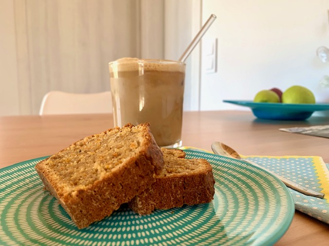 Frappe und Karottenkuchen
