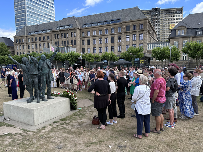 Menschen am Denkmal