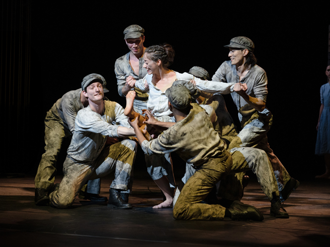 Szene aus Bridget Breiners Ballett "Ruß". Clara tanzt mit den Bergarbeitern