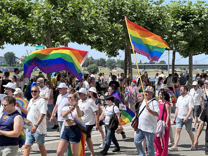 Regenbogenfahnen beim Düsseldorfer CSD