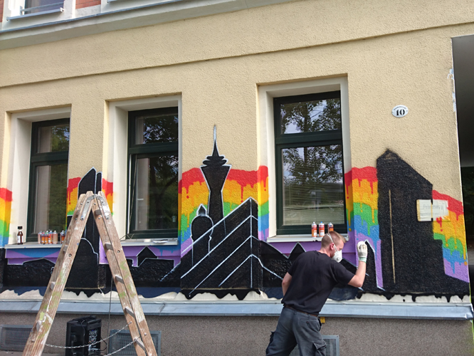 Bild: Neugestaltete Fassade des Vereins „different people“ in Chemnitz