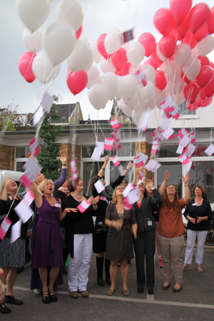 Luftballonaktion zur Eröffnung der Frauenberatungsstelle