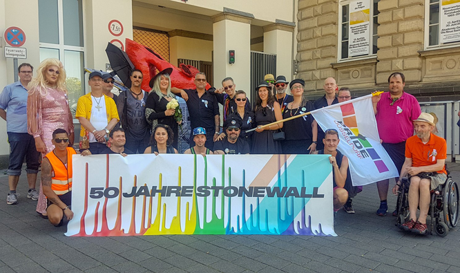 Bild: Gruppenbild der Pride-Walk-Teilnehmenden