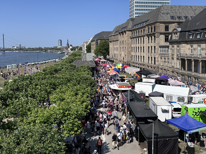 CSD-Straßenfest mit Infoständen am Rheinufer