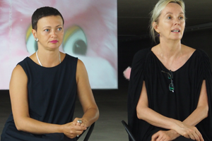 Bild: Natalia Gershevskaya (Kuratorin) und Gertrud Peters (Leiterin des KIT) bei der Pressekonferenz zur Ausstellungseröffnung am 26. August 2016