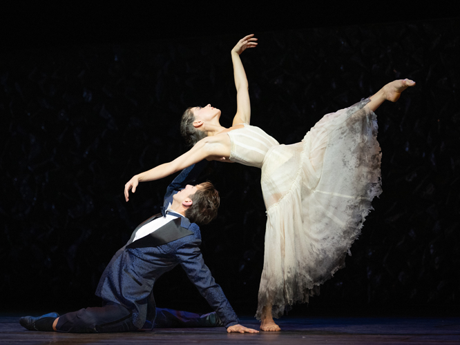 Szene aus Bridget Breiners Ballett "Ruß". Der Vater und Clara tanzen