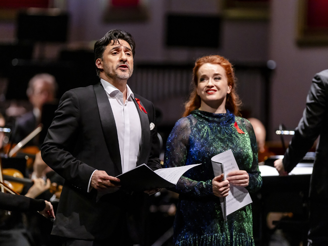 Der Tenor Charles Castronovo und die Sopranistin Izabela Matula sangen zum Abschluss des Abends das Duett "Tonight" aus der West Side Story von Leonard Bernstein. // Foto: Anne Orthen