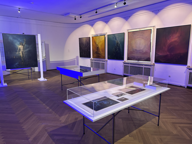 Ausstellungsraum mit Gemälden und Vitrine