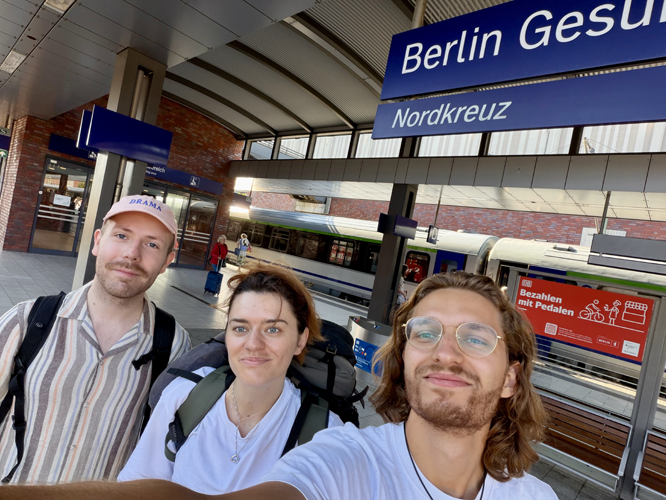 Drei Personen stehen auf einem Bahnsteig und machen ein Selfie. Zu sehen ist der Schriftzug Berlin Nordkreuz.
