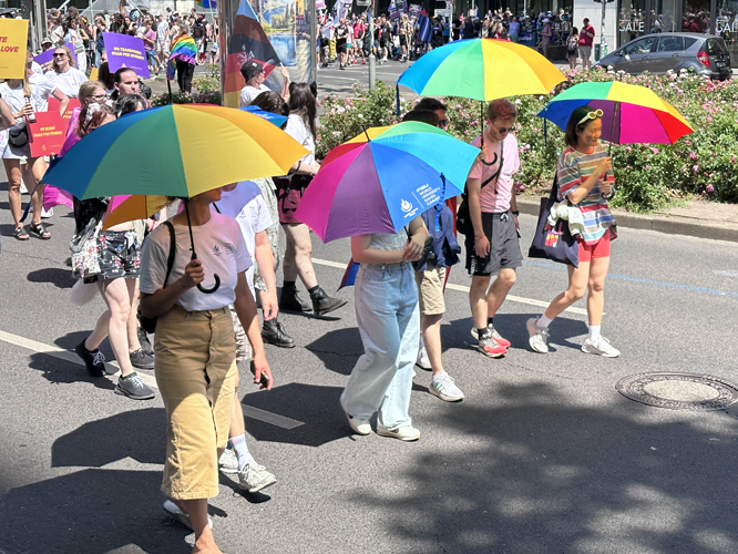 Regenbogenschirme als Sonnenschutz