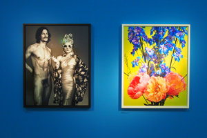 Bild: Mariano Vivanco: "Jarrod Scott und Catherine Baba" (links) und "Coral Peonies Four 036", London, 2015 (rechts)
