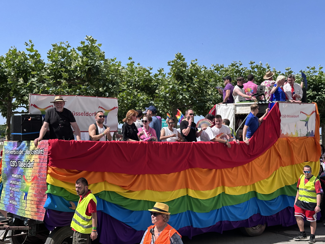 Bunter Wagen des CSD Düsseldorf e.V.