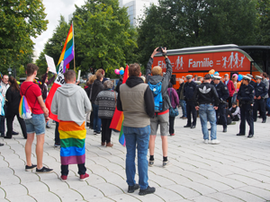 Bild: Demo vor dem Bus der Anti-Homo-Lobby