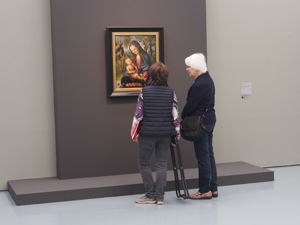Bild: Besucherinnen vor einem Cranach-Gemälde