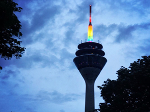 Bild: Rheinturm in Regenbogen-Farben