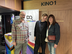 Drei Personen vor einem Roll-up im Bambi-Kino