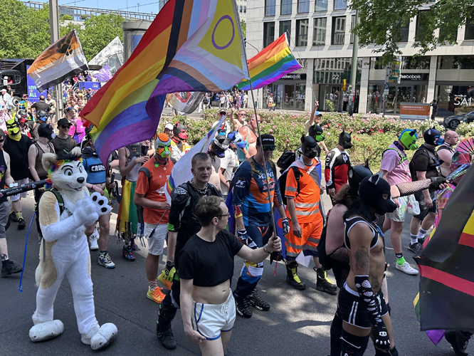 Fetisch-Gruppe mit Masken und Kostümen