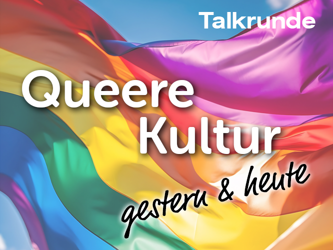 Schriftzug "Talkrunde: Queere Kultur - gestern und heute" auf Regenbogenfahne