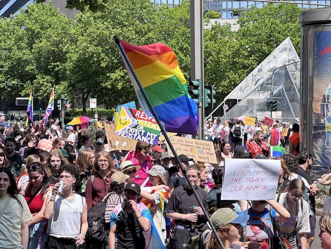 CSD-Teilnehmende mit Regenbogenfahne