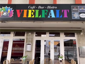 Eingang Cafe Bar Bistro Vielfalt