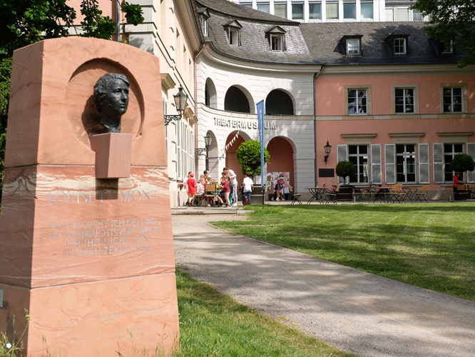 Bild: Denkmal für Louise Dumont vor dem Theatermuseum