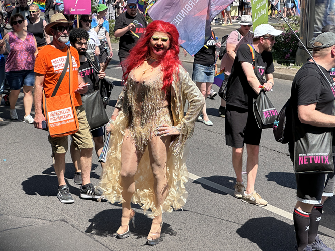 Drag Queen mit rotem Haar