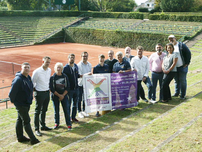 Bild: EGLSF-Delegation und EuroGames-Team auf dem Tennis-Court des Rochus-Clubs.