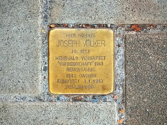 Stolperstein in Messing mit Inschrift: Hier wohnte Joseph Völker