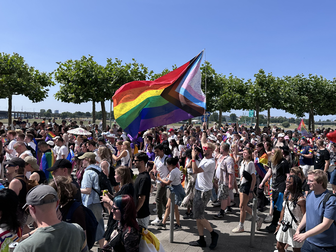 Pride-Flagge beim CSD Düsseldorf