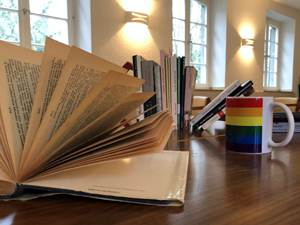 Bild: Buch und Regenbogentasse