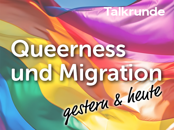 Schriftzug "Talkrunde: Queerness und Migration - gestern und heute" auf Regenbogenfahne
