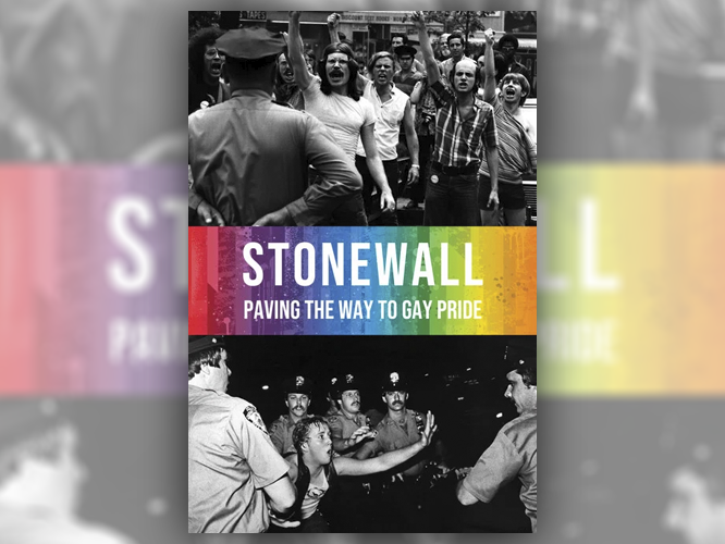 Plakat des Films Stonewall – Paving the Way to Gay Pride: Schwarz-Weiß-Ausschnitte von Protestszenen und Polizeikonflikten, überlagert von einem Regenbogenstreifen und dem Filmtitel.