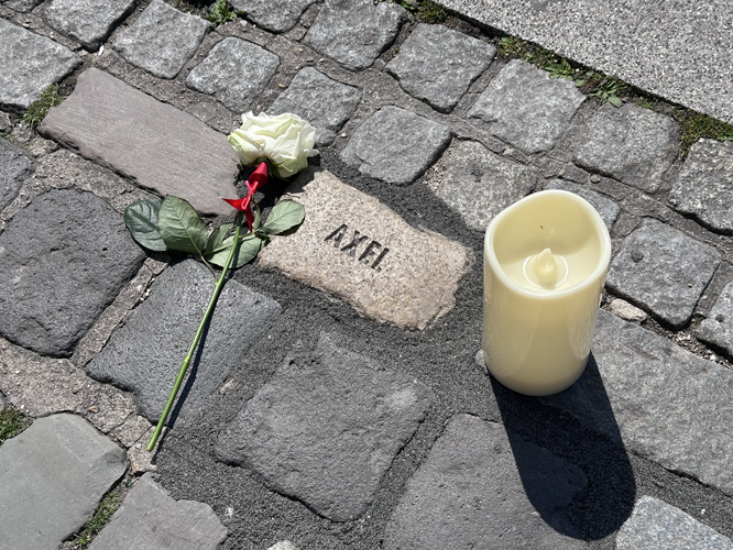Namenssteine für Axel, daneben Rose und Kerze